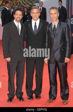 Grant Heslov (L), George Clooney (C) e David Strathairn arrivano per la Ceremonia di Premiazione ufficiale al Palazzo del Casino di Venezia, per la cerimonia di chiusura del 62° Festival del Cinema di Venezia. Foto Stock