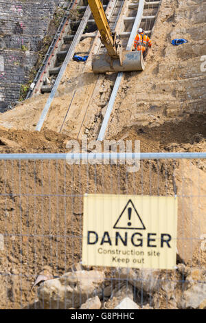 Abseilers chiara detriti caduti a East Cliff in giugno dalla frana che si è verificato in aprile a Bournemouth Foto Stock