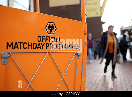 Wolverhampton Wanderers / Derby County - Sky Bet Championship - Molineux. Una visione generale di un programma venditori boothe a Molineux prima della partita Sky Bet Championship Foto Stock