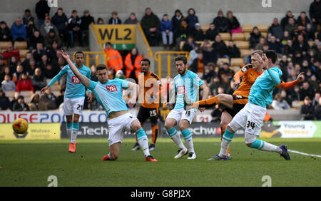 George Saville di Wolverhampton Wanderers segna il primo obiettivo del gioco durante il campionato Sky Bet al Molineux, Wolverhampton. Foto Stock