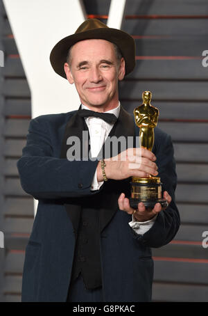 Mark Rylance arriva al Vanity Fair Oscar Party a Beverly Hills, Los Angeles, California, USA, 28 febbraio 2016. PREMERE ASSOCIAZIONE foto. Data immagine: Domenica 28 febbraio 2016. Guarda gli Oscar SHOWBIZ della storia di PA. Il credito fotografico deve essere: Filo PA/filo PA Foto Stock