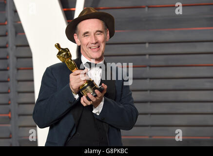 Mark Rylance arriva al Vanity Fair Oscar Party a Beverly Hills, Los Angeles, California, USA, 28 febbraio 2016. PREMERE ASSOCIAZIONE foto. Data immagine: Domenica 28 febbraio 2016. Guarda gli Oscar SHOWBIZ della storia di PA. Il credito fotografico deve essere: Filo PA/filo PA Foto Stock