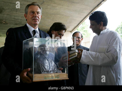 Il primo ministro britannico Tony Blair (a sinistra) viene presentato con una statua di bronzo dopo aver deposto una corona al Gandhi Memorial a Nuova Delhi, mercoledì 7 settembre 2005, accompagnato dalla moglie Cherie (seconda a sinistra). Blair parteciperà oggi al vertice UE-India, dove sosterrà che l'Occidente dovrebbe abbracciare l'emergere dell'India come potenza economica piuttosto che temerla come minaccia per il furto di posti di lavoro. Vedi la storia di PA INDIA Blair. PREMERE ASSOCIAZIONE foto. Il credito fotografico dovrebbe essere: John D McHugh/PA/WPA Rota AFP. Foto Stock