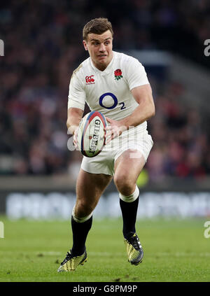 George Ford in Inghilterra durante la partita delle sei Nazioni RBS del 2016 allo stadio Twickenham di Londra. Foto Stock