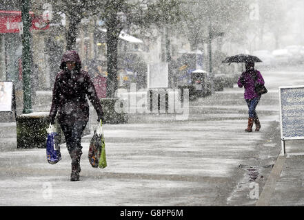 La gente si fa strada attraverso il centro di Buxton, Derbyshire, come i previsori hanno detto che Storm Jake può portare ghiaccio, neve e venti 70 mph. Foto Stock