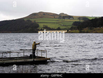 Un pescatore sul Lady Bower Reservoir vicino Sheffield, come gli esperti hanno detto che Storm Jake può portare ghiaccio, neve e venti 70 mph. Foto Stock