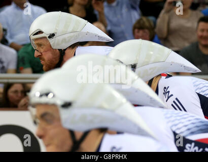 Il sir Bradley Wiggins della Gran Bretagna prima della qualificazione maschile della squadra Pursuit durante il giorno uno dei campionati mondiali di ciclismo su pista UCI a Lee Valley VeloPark, Londra. Foto Stock