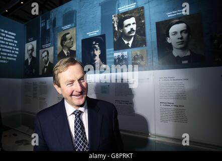 Un Taoiseach Enda Kenny partecipa al lancio della "proclamazione di una Repubblica: La mostra Rising del 1916" al Museo Nazionale d'Irlanda di Dublino. Foto Stock