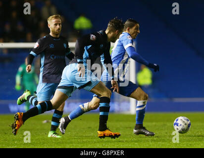 Anthony Knockaert di Brighton e Hove Albion (a destra) viene sfidato da Marco Matias di Sheffield Wednesday durante la partita del campionato Sky Bet all'AMEX Stadium di Brighton. PREMERE ASSOCIAZIONE foto. Data immagine: Martedì 8 marzo 2016. Scopri la storia di calcio della Pennsylvania Brighton. Il credito fotografico dovrebbe essere: Gareth Fuller/PA Wire. Foto Stock