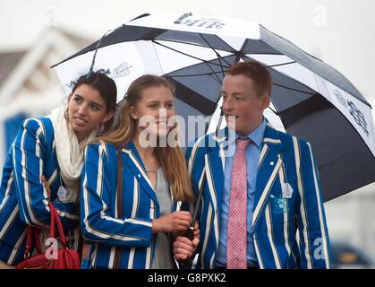 Rowing Club membri della Scuola Latymer nel giorno di apertura del Royal Henley Regatta, accanto al fiume Tamigi. Foto Stock