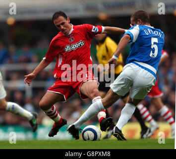 Calcio - fa Barclays Premiership - Birmingham City / Charlton Athletic - St Andrews. Matthew Upson di Birmingham City e Radostin Kishev di Charlton Athletic Foto Stock