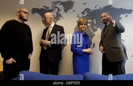 Il primo ministro Nicola Sturgeon e il vice John Swinney con i cofondatori Stephen (a sinistra) e il fratello Jamie Coleman durante una visita alla società tecnologica Codebase di Edimburgo come il governo spese & reddito Scozia (GERS) cifre sono pubblicati per il 2014-15. Foto Stock