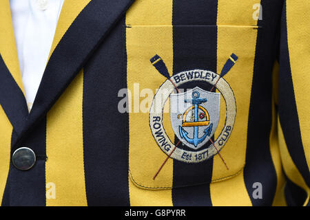 Vista dettagliata di un club di badge Bewdley Rowing Club su un blazer per il giorno di apertura del Royal Henley Regatta, accanto al fiume Tamigi. Foto Stock