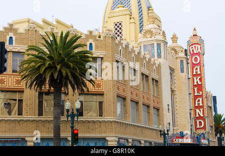 Oakland California famoso teatro antico chiamato Oakland Fox sul Telegraph Avenue chiamato Fox Theatre Foto Stock