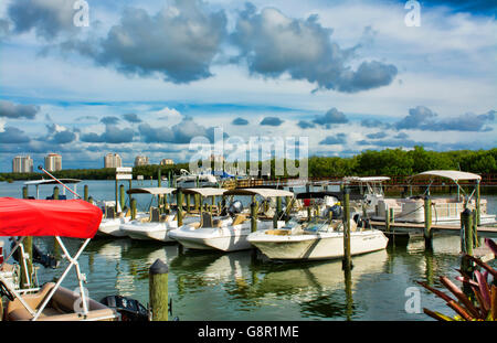 Bonita Springs Florida Big Hickory Marina con barche sulla Intercoastal acque nella baia ristorante relax Foto Stock