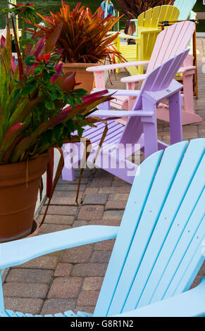 Bonita Springs Florida Big Hickory Marina sulla Intercoastal con colorate sedie Adirondack schierate per rilassarsi Foto Stock