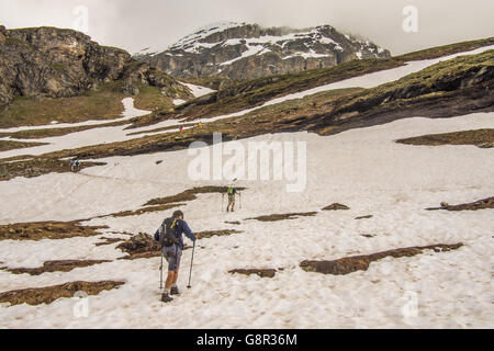 Scenario a piedi da Breuil-Cervinia città ai piedi del Cervino mountain (aka Matterhorn), Valle d'Aosta, Italia. Foto Stock