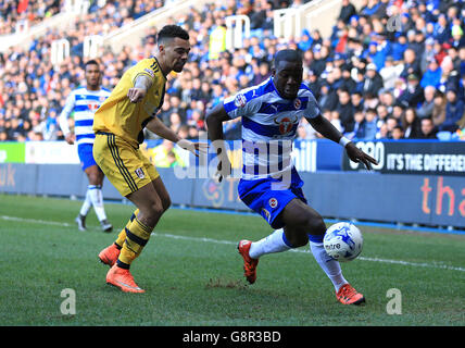 Reading v Fulham - Campionato Sky Bet - Stadio Madejski. Ola John di Reading (a destra) e Ryan Fredericks di Fulham combattono per la palla. Foto Stock