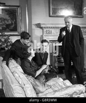 Pipe in mano, il primo ministro harold Wilson, è visto in un nuovo quadro 'di famiglia' preso nella stanza bianca al n ° 10 Downing Street. Con lui sono sua moglie Mary e i loro due figli, Giles, 16 (a sinistra) e Robin, 21. Foto Stock