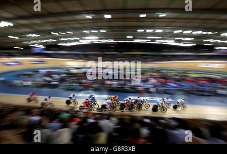 2016 UCI Track Cycling World Championships - Day Four - Londra. I piloti della Women's Points Race durante il quarto giorno dei Campionati mondiali di ciclismo su pista UCI a Lee Valley VeloPark, Londra. Foto Stock