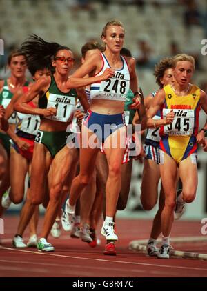 Paula Radcliffe della Gran Bretagna (al centro) guida il pacchetto Foto Stock