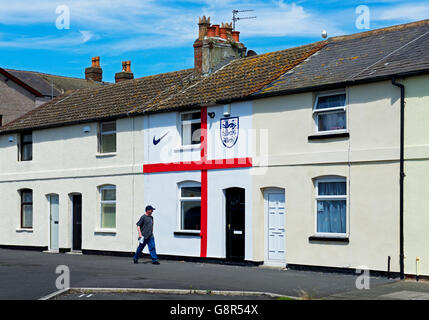 Casa a schiera di Fleetwood, nel Lancashire, dipinta per assomigliare alla bandiera di St George, a sostegno dell'England Football Team, REGNO UNITO Foto Stock