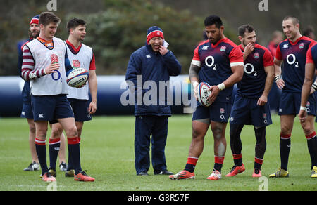 Inghilterra capo allenatore Eddie Jones (centro) durante una sessione di allenamento a Pennyhill Park, Bagshot. PREMERE ASSOCIAZIONE foto. Data immagine: Martedì 8 marzo 2016. Vedi la storia della PA RUGBYU Inghilterra. Per ulteriori informazioni, contattare PA Images: Tel: +44 (0) 115 8447447 Foto Stock