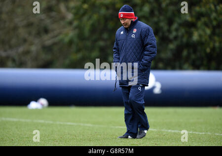 L'allenatore capo dell'Inghilterra Eddie Jones durante una sessione di allenamento al Pennyhill Park, Bagshot. PREMERE ASSOCIAZIONE foto. Data immagine: Martedì 8 marzo 2016. Vedi la storia della PA RUGBYU Inghilterra. Per ulteriori informazioni, contattare PA Images: Tel: +44 (0) 115 8447447 Foto Stock