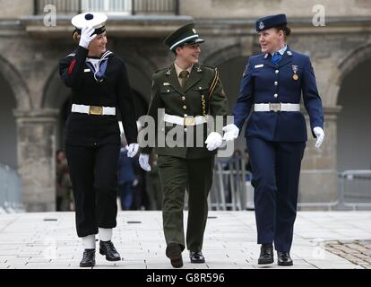 Membri delle forze di difesa (da sinistra a destra) Abable Seaman Leia Wall, da Meath, forze di difesa Pvt Chloe Carroll, da Dublino, E Air Corps Sgt Anne Kelly, da Kildare, arrivano per la commemorazione per le donne nel 1916 Rising, come parte di 1916 commemorazioni di Stato, al Royal Hospital Kilmainham, Dublino. Foto Stock