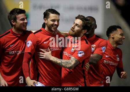 Shrewsbury Town / Coventry City - Sky Bet League One - Greenhous Meadow. Aaron Martin di Coventry City (seconda a sinistra) celebra il primo obiettivo del gioco del suo lato con i compagni di squadra Foto Stock