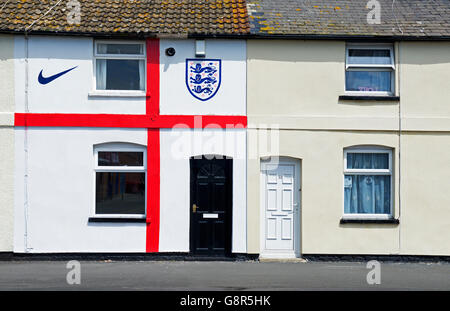 Casa a schiera di Fleetwood, nel Lancashire, dipinta per assomigliare alla bandiera di St George, a sostegno dell'England Football Team, REGNO UNITO Foto Stock