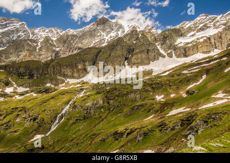 Scenario a piedi da Breuil-Cervinia città ai piedi del Cervino mountain (aka Matterhorn), Valle d'Aosta, Italia. Foto Stock