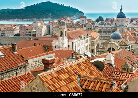 La Città Vecchia di Dubrovnik visto dalle mura della città della Croazia Foto Stock