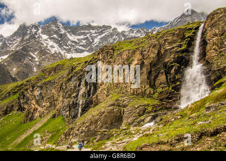Scenario a piedi da Breuil-Cervinia città ai piedi del Cervino mountain (aka Matterhorn), Valle d'Aosta, Italia. Foto Stock