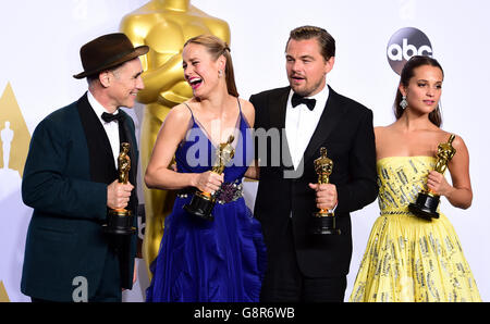 (Da sinistra a destra) Mark Rylance con l'Academy Award come miglior attore di supporto, Brie Larson con l'Academy Award come miglior attrice, Leonardo DiCaprio con il Premio Academy per miglior attore e Alicia Vikander con il Premio Academy per miglior attrice di supporto nella sala stampa dell'ottantottantesimo Premio Academy tenutosi al Dolby Theatre di Hollywood, Los Angeles, CA, USA, 28 febbraio 2016. Foto Stock