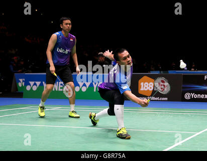 Mohammad Ashan (a destra) e Hendra Setiawan in Indonesia durante il doppio match maschile durante il secondo giorno del campionato YONEX All England Open Badminton all'Arena Barclaycard di Birmingham. Foto Stock