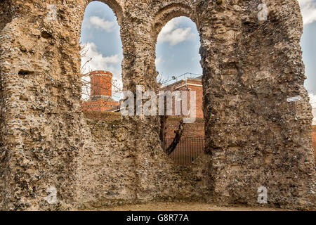 Le rovine della abbazia di lettura con la prigione dietro Berkshire REGNO UNITO Foto Stock