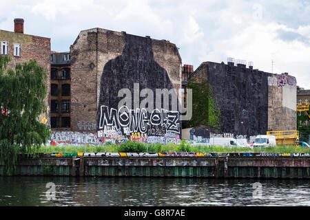 Murale gigante opera d'arte da Blu è stata dipinta nel Friedrichshain-Kreuz, Berlino Foto Stock