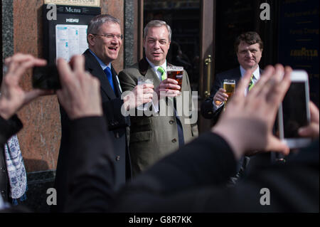 Nigel Farage, leader dell'UKIP, ha fatto delle campagne per far uscire la Gran Bretagna dall'UE durante una passeggiata, a sostegno del "Sabato superiore" della campagna Brexit, a Romford Market in Essex con il deputato conservatore locale Andrew Rosindell (a sinistra). Foto Stock