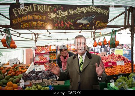 Nigel Farage, leader dell'UKIP, si batte per la Gran Bretagna per lasciare l'UE durante una passeggiata, a sostegno del "Super Saturday" della campagna Brexit, nel Romford Market di Essex, dove incontrò acquirenti e il conservatore locale Andrew Rosindell. Foto Stock