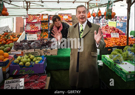 Nigel Farage, leader dell'UKIP, si batte per la Gran Bretagna per lasciare l'UE durante una passeggiata, a sostegno del "Super Saturday" della campagna Brexit, nel Romford Market di Essex, dove incontrò acquirenti e il conservatore locale Andrew Rosindell. Foto Stock