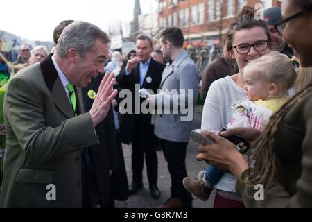 Nigel Farage, leader dell'UKIP, si batte per la Gran Bretagna per lasciare l'UE durante una passeggiata, a sostegno del "Super Saturday" della campagna Brexit, nel Romford Market di Essex, dove incontrò acquirenti e il conservatore locale Andrew Rosindell. Foto Stock