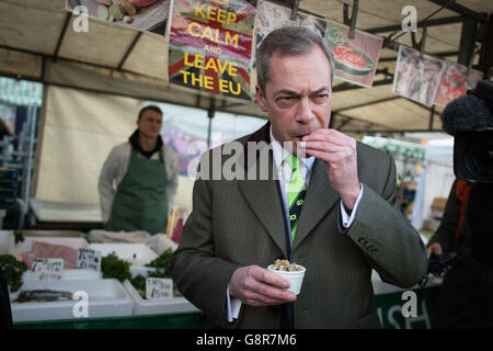 Nigel Farage, leader dell'UKIP, si batte per la Gran Bretagna per lasciare l'UE durante una passeggiata, a sostegno del "Super Saturday" della campagna Brexit, nel Romford Market di Essex, dove incontrò acquirenti e il conservatore locale Andrew Rosindell. Foto Stock