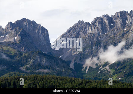 Sul lato meridionale delle montagne di Wilder Kaiser visto da Ellmau, Tirolo, Austria. Ellmauer Halt sulla sinistra è la vetta più alta Foto Stock