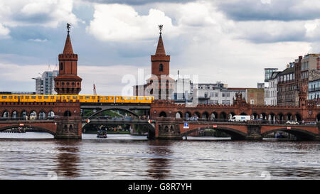Il treno attraversa Oberbaumbrucke, Oberbaum ponte sopra il fiume Sprea, Berlino. Il ponte collega Kreuzberg di Friedrichshain. Foto Stock