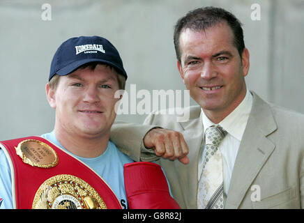 Ricky Hatton (L), campione mondiale di pesi leggeri dell'IBF, con il suo nuovo promotore Dennis Hobson, a seguito di una conferenza stampa al City of Manchester Stadium, Manchester, lunedì 12 settembre 2005. PREMERE ASSOCIAZIONE foto. Il credito fotografico dovrebbe essere: Martin Rickett/PA. Foto Stock