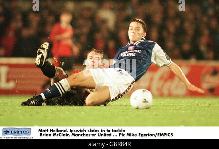 Calcio - Coppa Coca Cola - terzo turno - Ipswich Town / Manchester United. Matt Holland di Ipswich Town (a destra) scivola per affrontare Brian McClair di Manchester United (a sinistra) Foto Stock