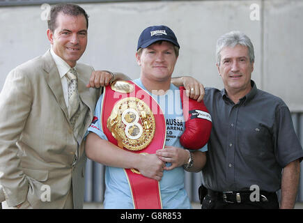 Il campione del peso del Welterweight della luce del mondo di IBF Ricky Hatton (C) con il suo nuovo promotore Dennis Hobson (L) ed il suo padre Ray dopo una conferenza stampa al City of Manchester Stadium, Manchester, lunedì 12 settembre 2005. PREMERE ASSOCIAZIONE foto. Il credito fotografico dovrebbe essere: Martin Rickett/PA. Foto Stock