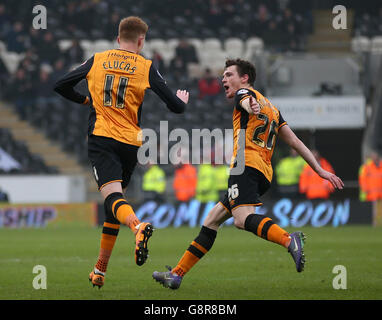 Sam Clucas di Hull City (a sinistra) celebra il primo posto della sua parte Obiettivo del gioco con Andrew Robertson del compagno di squadra Hull City Foto Stock