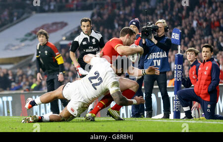 George North del Galles è combattuto dal Manu Tuilagi inglese nei secondi morenti per salvare una prova durante la partita RBS Six Nations 2016 al Twickenham Stadium, Londra. Foto Stock